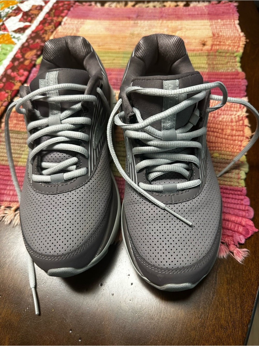 Brooks 8.5 purple walking running shoe 
Excellent shape